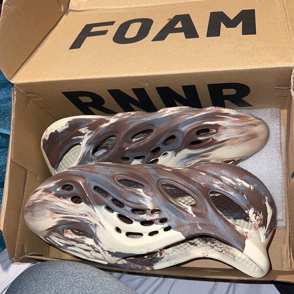 brand new Yeezy Foam RNNR men 8